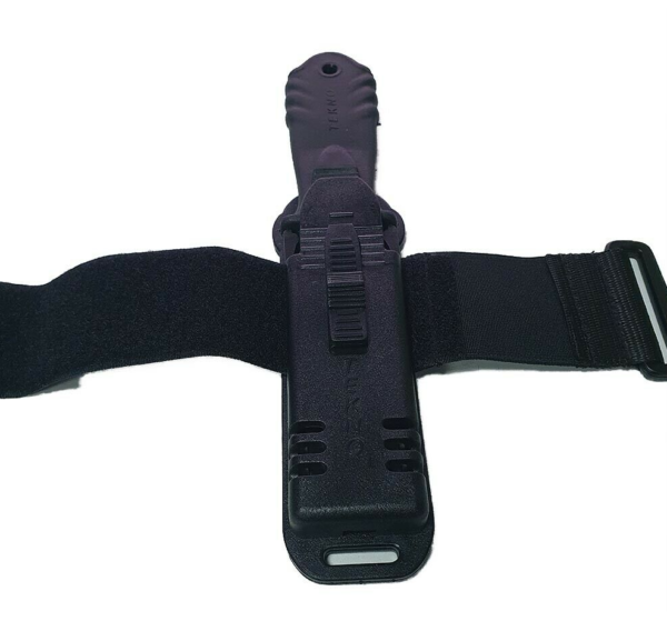4diving_tekno_daga_with_elastic_band_on_hand_spearfishing_diving_knife_3-1.png 4diving Tekno Daga with elastic band